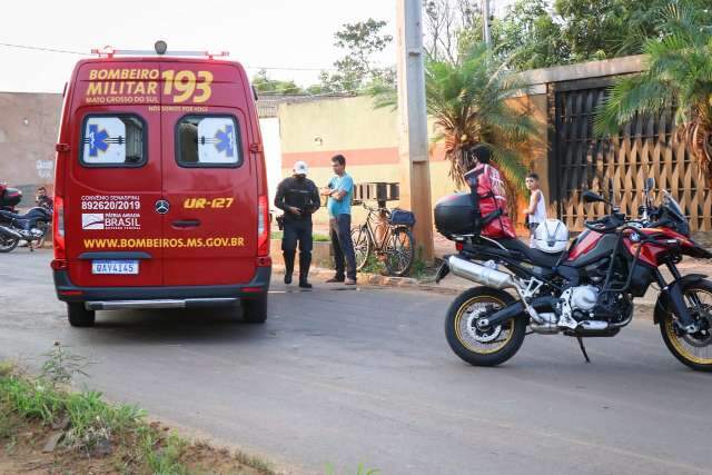 Idoso fica ferido com suspeita de fratura ap&oacute;s colis&atilde;o entre moto e bicicleta