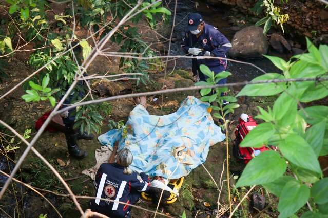Dentro de c&oacute;rrego, casal &eacute; resgatado ap&oacute;s queda de 6 metros