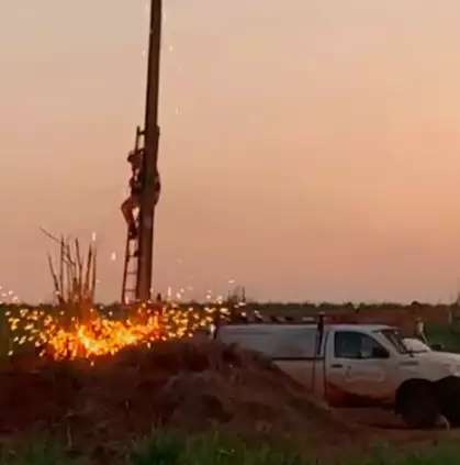 Fogo em fia&ccedil;&atilde;o el&eacute;trica surpreende funcion&aacute;rio de concession&aacute;ria durante reparo