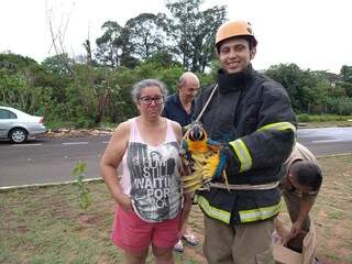Cleonice e o aluno Carlos Eduardo Duarte Batista com a ave resgatada. (Foto: Mirian Machado)