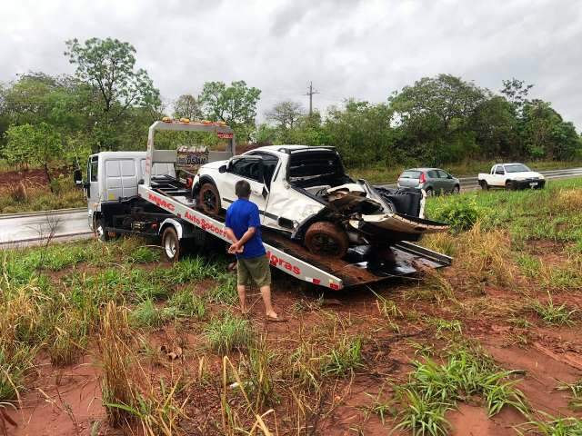 Mulher morre após perder controle do carro e colidir em uma árvore na