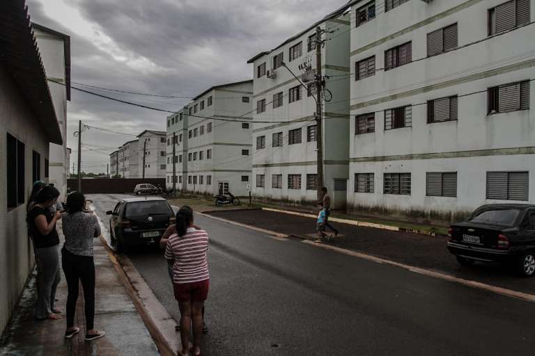 Moradores do condomínio observam os blocos 1, 2 e 3, mais prejudicados pela chuva (Foto: Marcos Maluf)