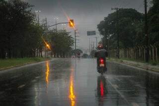 Campo Grande, nas primeiras horas do dia, ainda com chuva (Foto: Marcos Maluf)