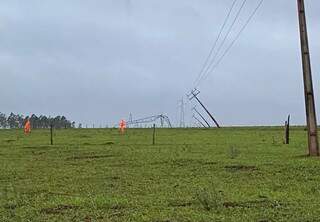 Vento derrubou torre de transmissão de energia elétrica na região Sul. (Foto: Divulgação)