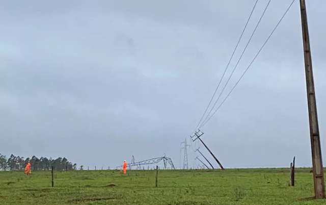 Temporal derrubou sete torres de transmiss&atilde;o e Ponta Por&atilde; segue no escuro 