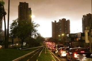 No penúltimo temporal, sexta-feira retrasada, MS foi atingido por 1,4 milhões de raios; na foto, céu na região do Jardim dos Estados, na Capital. (Foto: Kísie Ainoã/Arquivo)