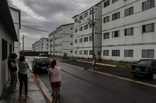 Moradores observam uma das rua do condomínio, que foi afetado pela chuva. (Foto: Marcos Maluf)