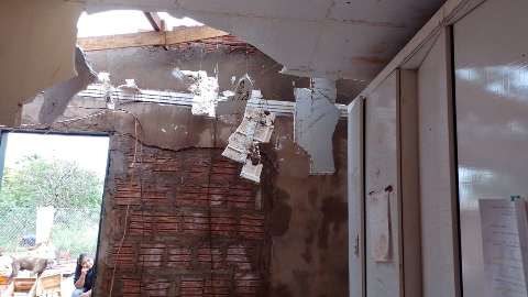 Temporal destrói teto de casa que abrigava cerca de 90 animais