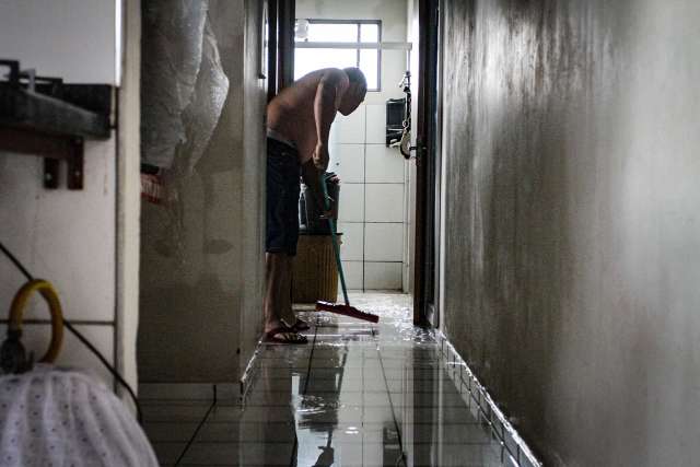 &quot;Minha casa, meu inferno&quot;, diz moradora sobre condom&iacute;nio destelhado