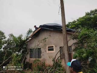 Casa foi destelhada durante vendaval em Eldorado, a 447 km de Campo Grande. (Foto: Direto das Ruas)