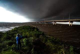 Tempestade chegando sobre a Ponte Ayrton Senna, entre Guaíra (PR) e Mundo Novo (MS), ontem (Foto: Wagner Assumpção/Direto das Ruas)