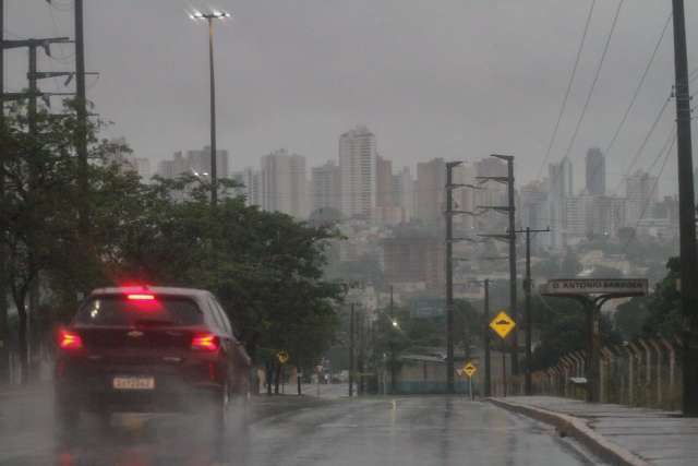 Ap&oacute;s chuva de granizo, instabilidade predomina neste domingo no Estado 