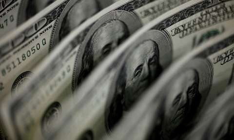 Dólar cai para R$ 5,55 em dia de ajustes no mercado