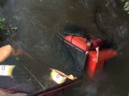 V&iacute;deo mostra motorista saindo pela cabine ap&oacute;s caminh&atilde;o cair em c&oacute;rrego