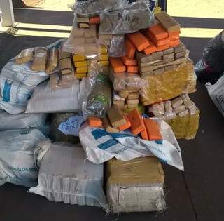 Tabletes de droga que foram retirados do veículo (Foto: PMMS)