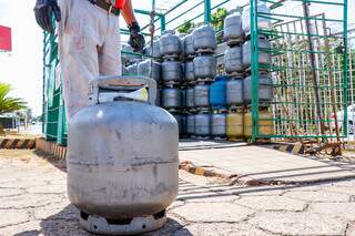 Botijão de gás de cozinha sendo vendido em revendedora na Capital. (Foto: Henrique Kawaminami)