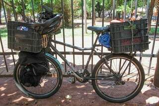 Bicicleta preparada para viajar pelo mundo, agora estacionada na Praça Ary Coelho. (Foto: Marcos Maluf)