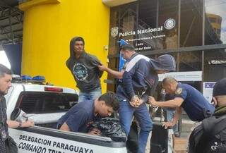 Brasileiros são retirados de caminhonete da polícia paraguaia para serem expulsos. (Foto: Marciano Candia)