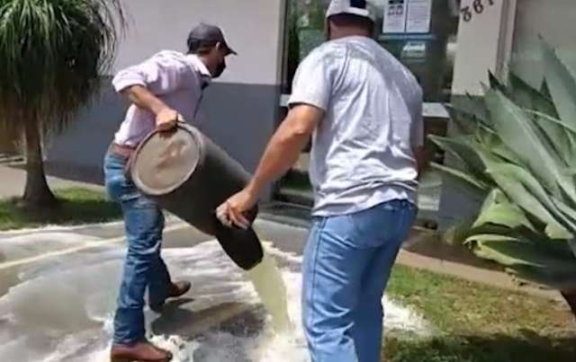 Depois de 10 dias sem energia produtores jogam leite em frente &agrave; Energisa 