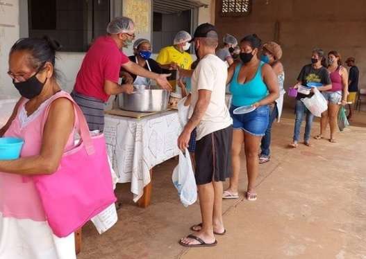 Em 5 meses de exist&ecirc;ncia, grupo de amigos j&aacute; arrecadou 2 toneladas de alimentos