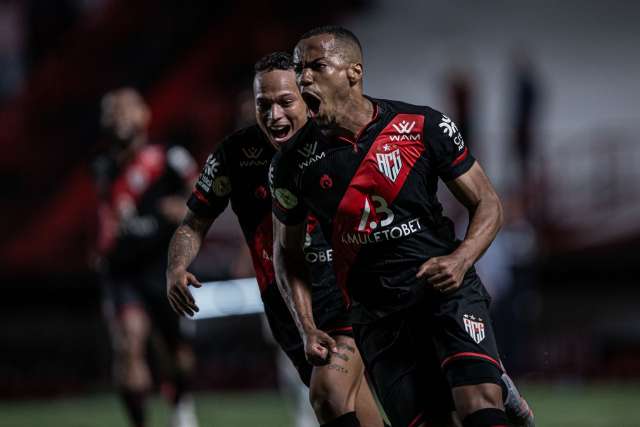 Com gols de Igor e Marlon, Atl&eacute;tico-GO vence o Gr&ecirc;mio por 2 a 0