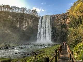 Cachoeira do Parque Natural Municipal Salto do Sucuriú, em Costa Rica; município com melhor gestão do país conforme estudo Firjan. (Foto: Divulgação)