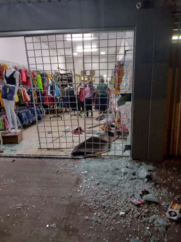 Guarda municipal invade loja de roupas com ve&iacute;culo na Capital 