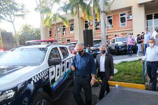 Governador Reinaldo Azambuja, acompanhado do secretário de Segurança, ao lado de viatura semiblindada comprada recentemente. (Foto: Paulo Francis/Arquivo)