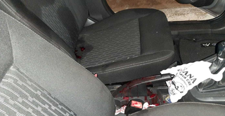 Carro onde a vítima estava quando foi surpreendida pelo ex-marido ficou cheio de sangue. (Foto: Divulgação/Polícia Civil)