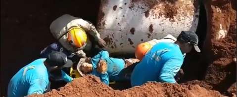 Trabalhador é socorrido com parte do corpo soterrado durante obra 