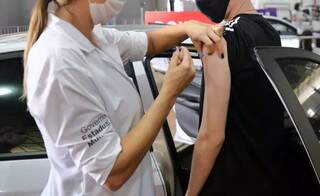 Adolescente sendo vacinado em Campo Grande. (Foto: Kísie Ainoã)