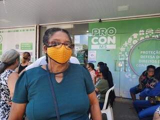 A Aposentada Adelina Lourenço Silva, de 67 anos, em frente ao Procon. (Foto: Caroline Maldonado)
