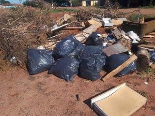 Colchões, garrafas, frutas, carcaça de móveis e inúmeros sacos de lixo foram descartados no local. (Foto: Direto das Ruas)