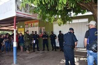 Policiais no local onde advogado ligado ao tráfico foi executado em Pedro Juan (Foto: ABC Color)