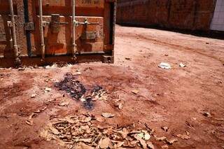 Marcas de sangue em terreno onde bandido foi baleado. (Foto: Henrique Kawaminami)