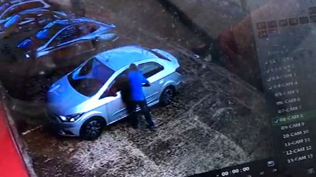 Mulher &eacute; arrancada de carro e Saveiro &quot;perde&quot; porta durante assalto