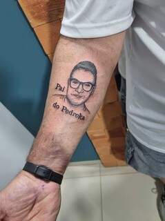 Tatuagem no braço de Renê traz homenagem ao filho Pedro, de 34 anos. (Foto: Arquivo Pessoal)