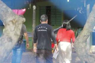 Peritos observam cenário onde mulher foi esfaqueada, em Campo Grande. (Foto: Arquivo)