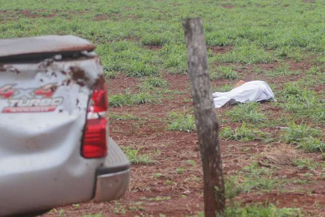 Caminhonete capota e motorista morre ap&oacute;s ser arremessado por 10 metros