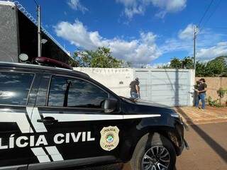 Policiais da Denar durante cumprimento de mandado na manhã desta terça-feira. (Foto: Direto das Ruas)