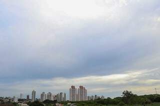 Céu com muitas nuvens nesta manhã no Itanhangá, na Capital. (Foto: Henrique Kawaminami)