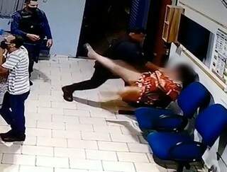Reprodução da agressão a mulher dentro do quartel da PM em Bonito. (Foto: Reprodução)