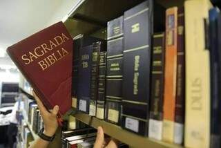 Bíblia Sagrada é item obrigatório nas bibliotecas de MS desde 2004, quando foi sancionada lei sobre isso. (Foto: Reprodução)