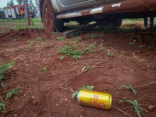 Lata de cerveja foi parar fora da caminhonete. (Foto: Marcos Maluf)