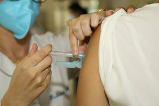 Dose de vacina contra o coronavírus é aplicada em mulher na Capital. (Foto: Arquivo)