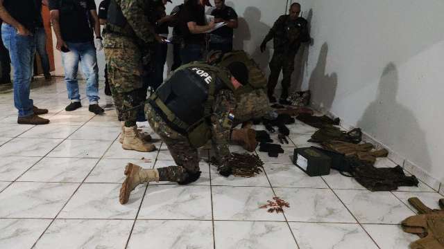 Pol&iacute;cia encontrou 400 balas de fuzil em bunker de pistoleiros na fronteira