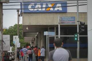 Beneficiários formam fila em frente de agência da Caixa, em Campo Grande (Foto: Arquivo)