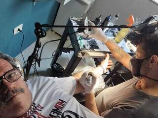 Seu Renê durante o processo de fazer a tatuagem no studio. (Foto: Arquivo Pessoal)