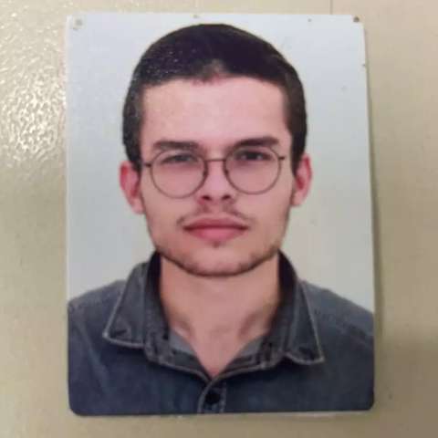 Estudante de 18 anos sai para ir &agrave; escola e desaparece no Centro