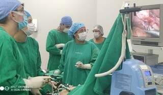 Médicos realizando cirurgia no Hospital Regional de Mato Grosso do Sul. (Foto: Divulgação)